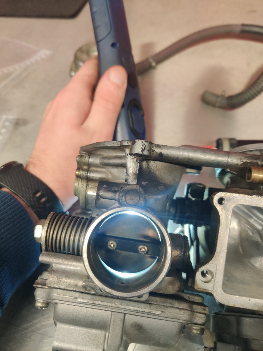 j'ai mis la lampe derrière pour bien se rendre compte de l'écart qu'il y a