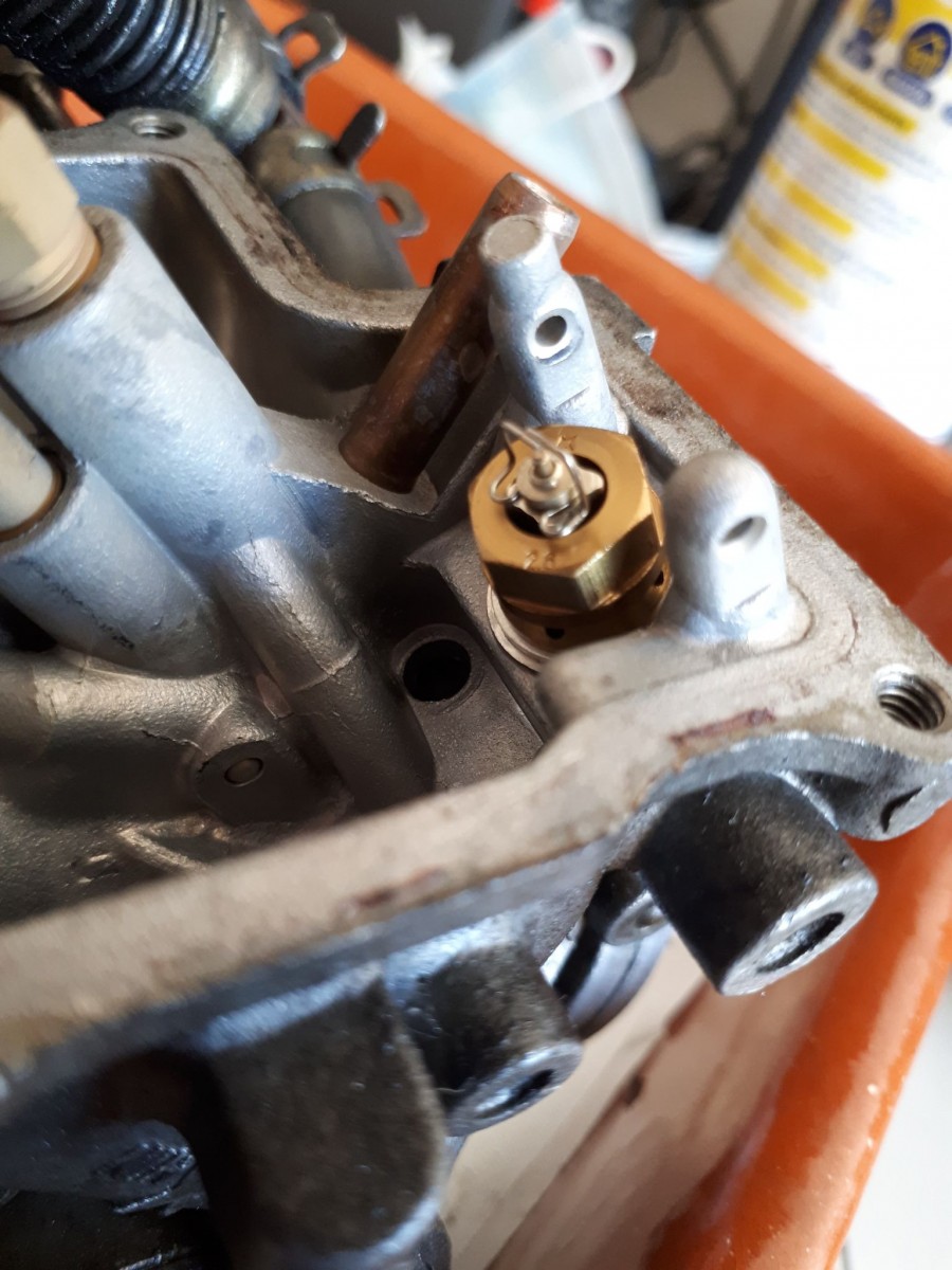intérieur cuve carburateur sans flotteur pointeau siege de pointeau