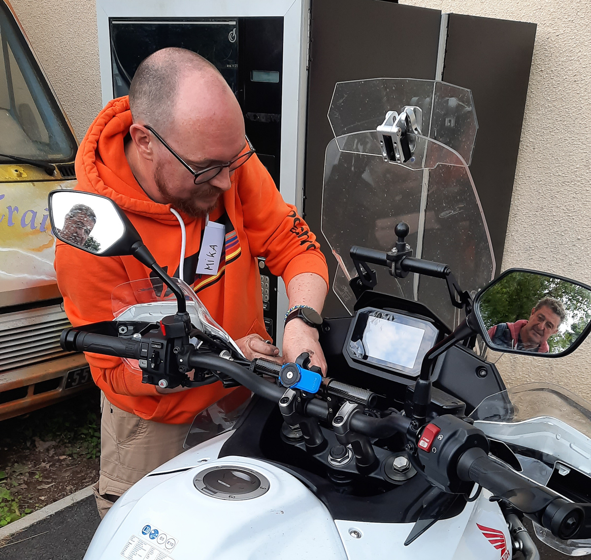 Mika s'occupant de ma moto (encore MERCI !!!) sous l'oeil d'un inspecteur des travaux... :-D