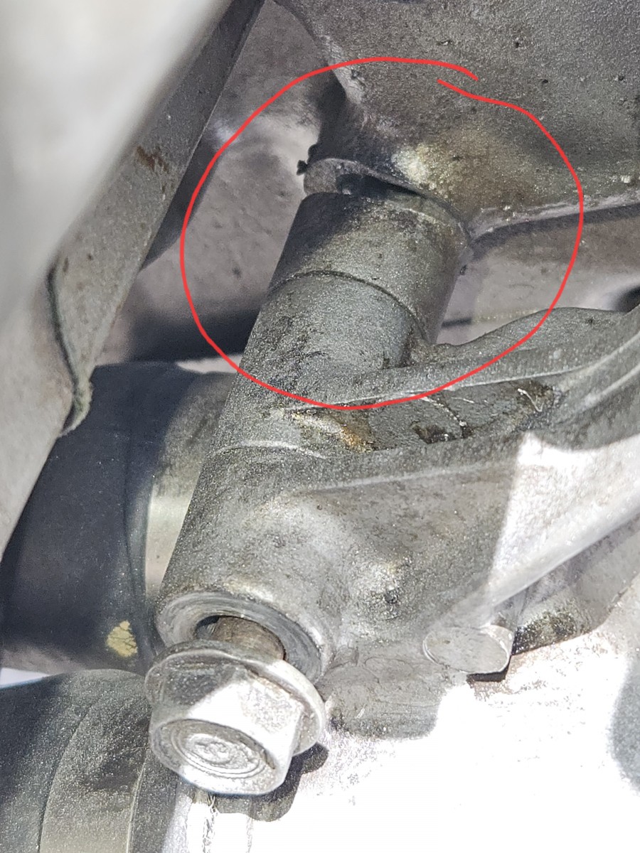 Une des fixations de la pompe a eau