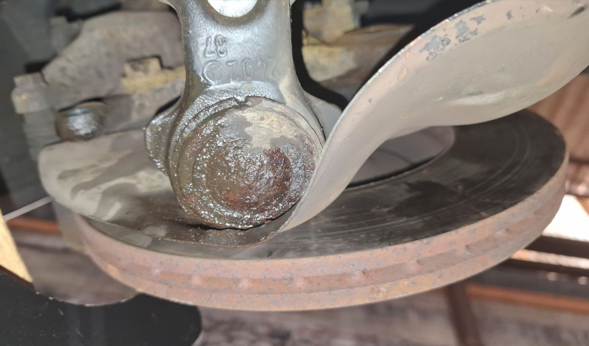 4 Rotule bute dans la tole.JPG