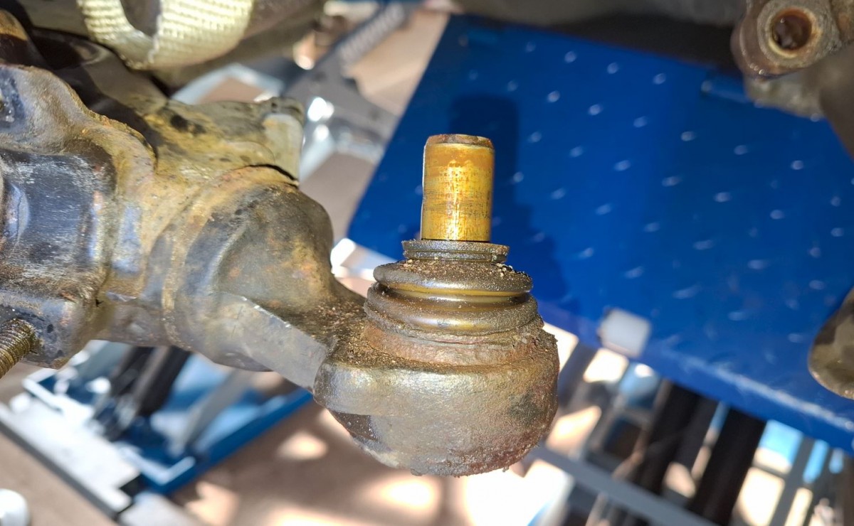 6 Rotule avant dépose.JPG