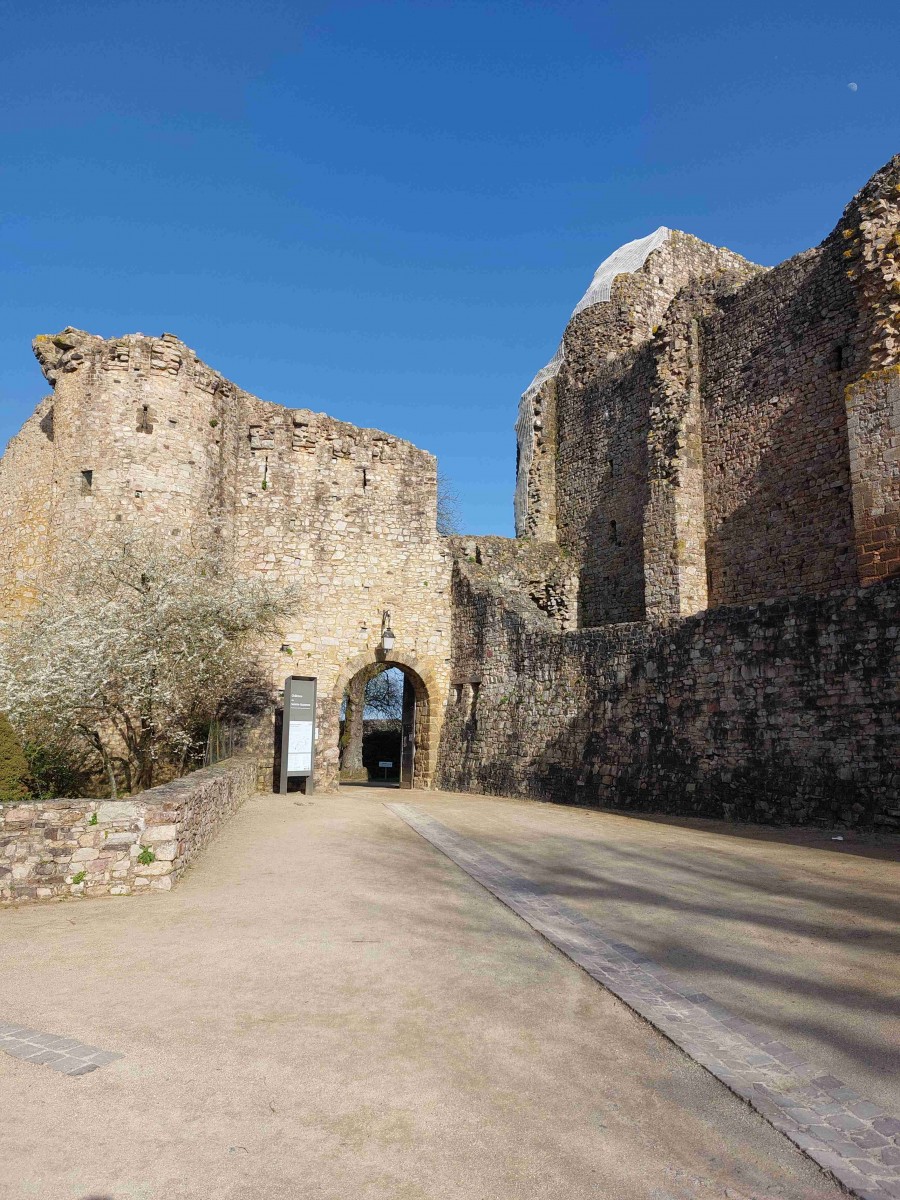 L'entrée, et à droite le donjon roman
