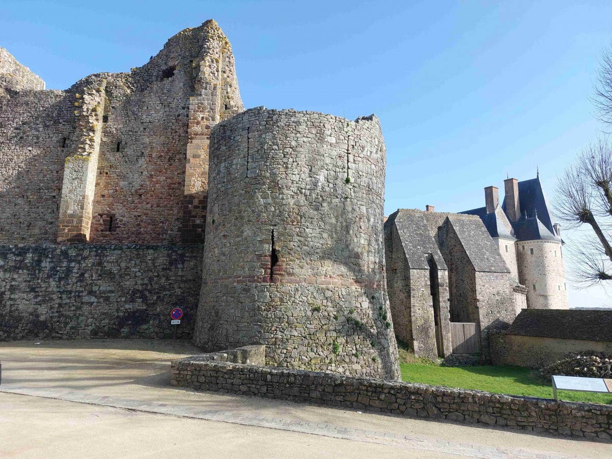 A droite l'ancien pont levis, encore à droite le logis XVIIème