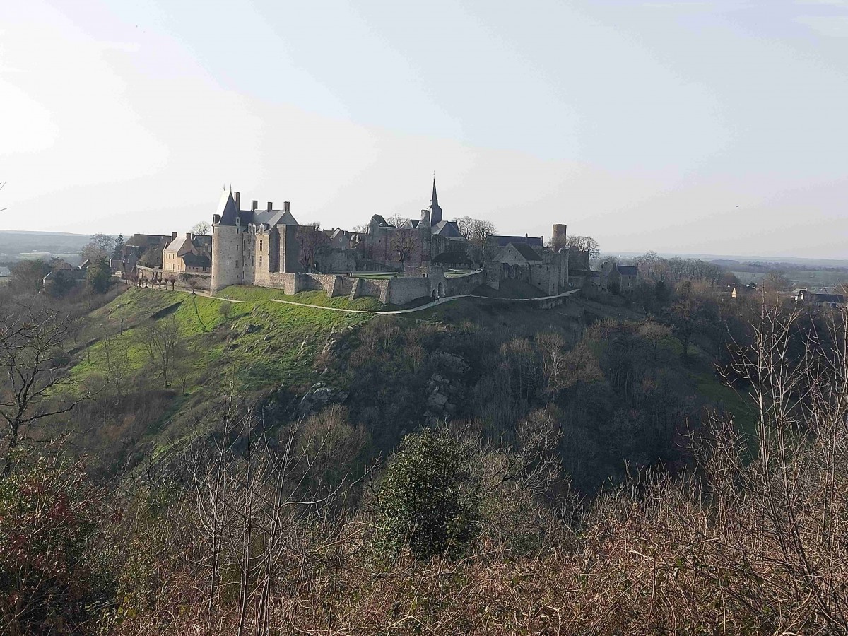 Le château vu depuis le tertre Ganne, entre les deux coule l'Erve