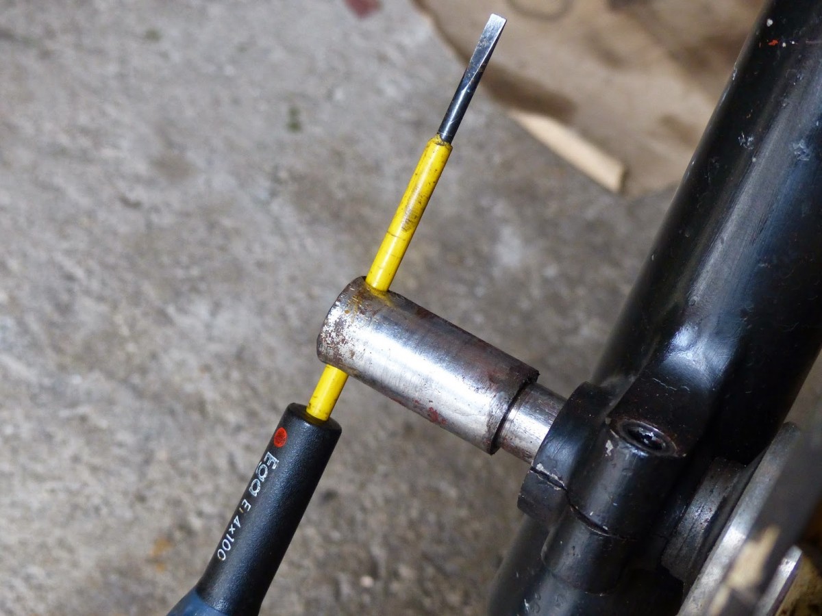 Axe de roue avant percé -- pourquoi.JPG