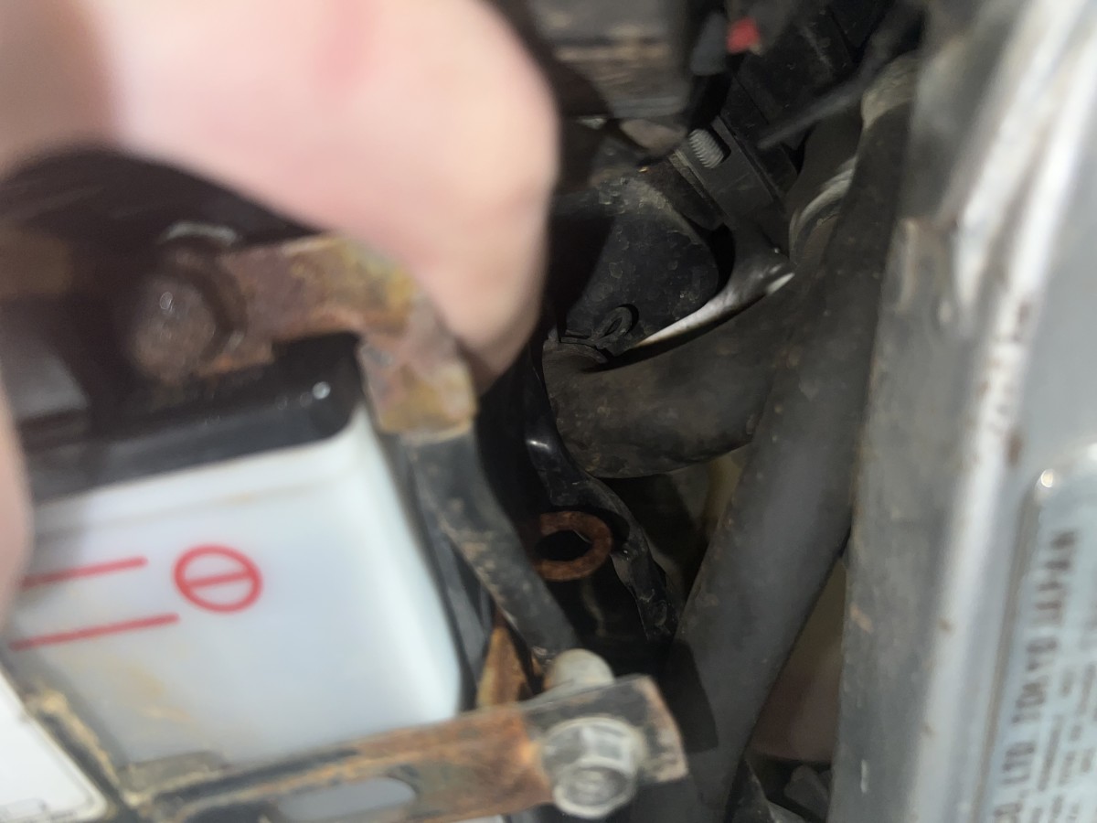 La grosse durite va dans la boîte à air juste avant le manchon qui va aux carbu