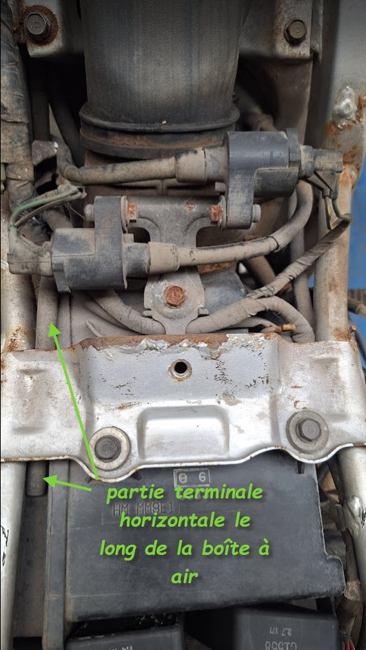 Position des tuyaux de mise à l'air des carbus -- tuyau horizontal.jpg