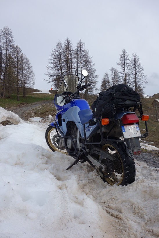 Galère ici, je suis resté comme un con coincé quelques minutes... Sur la neige, ça passe pas, j'ai dû faire demi tour, pour ces 20 mètres enneigés... A coté, ça passait, mais les pentes étaient bien boueuses et raides sur la fin, j'ai pas osé, avec les pneus, le manque d'expérience et le fait d'être seul.