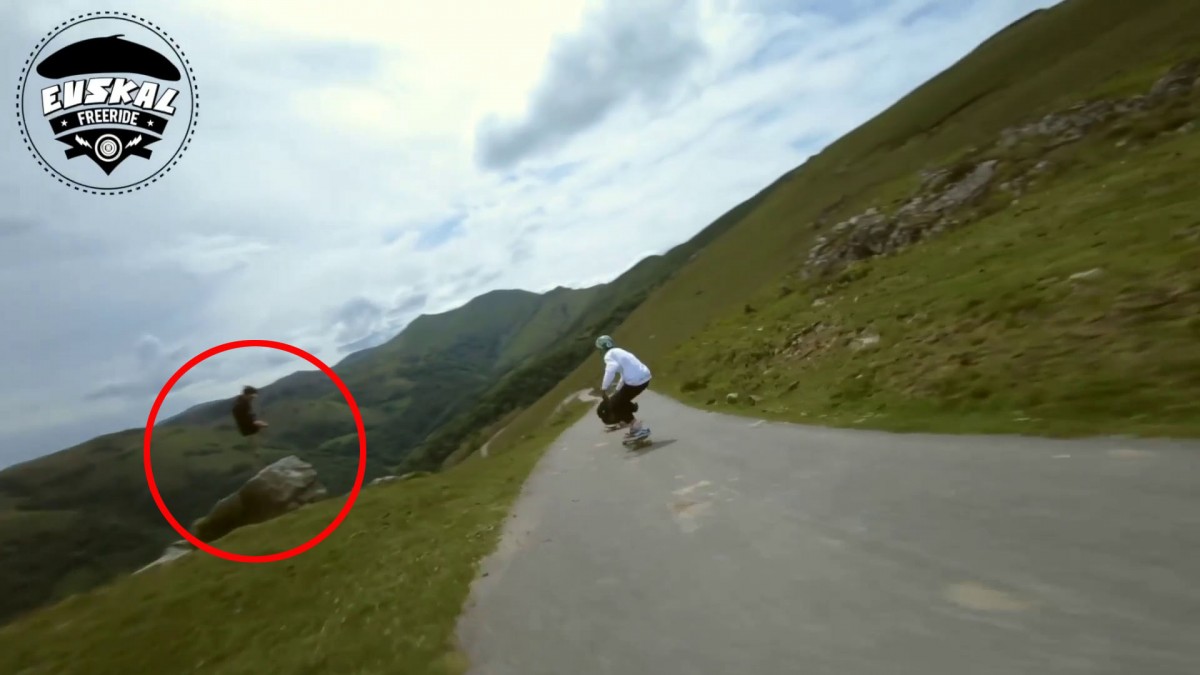 On aperçoit le pilote dans 2 plans