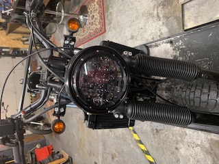 FAce avant, mais les clignotants sont en toc. Ils vont être changés.