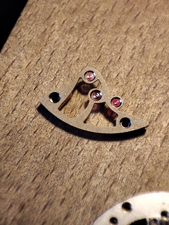 Pont de rouage avec finitions avant le rhodiage