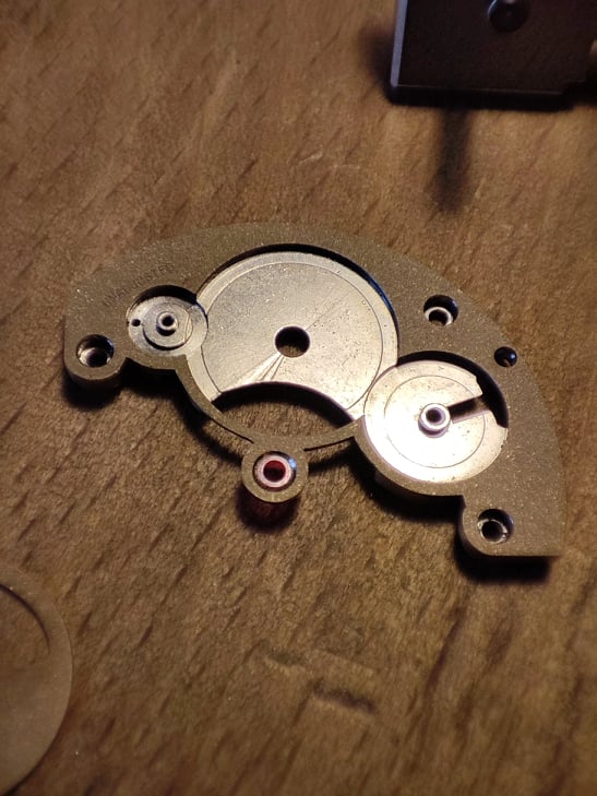 Pont de barillet avec finitions avant le rhodiage