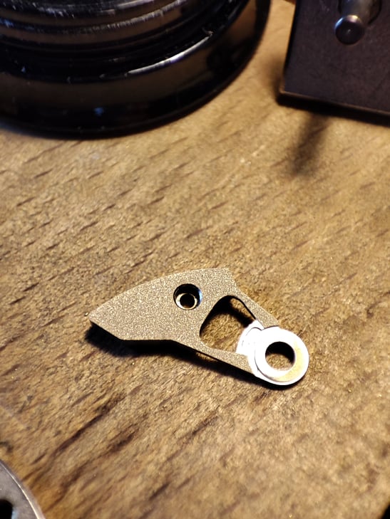 Pont de balancier avec finitions avant le rhodiage