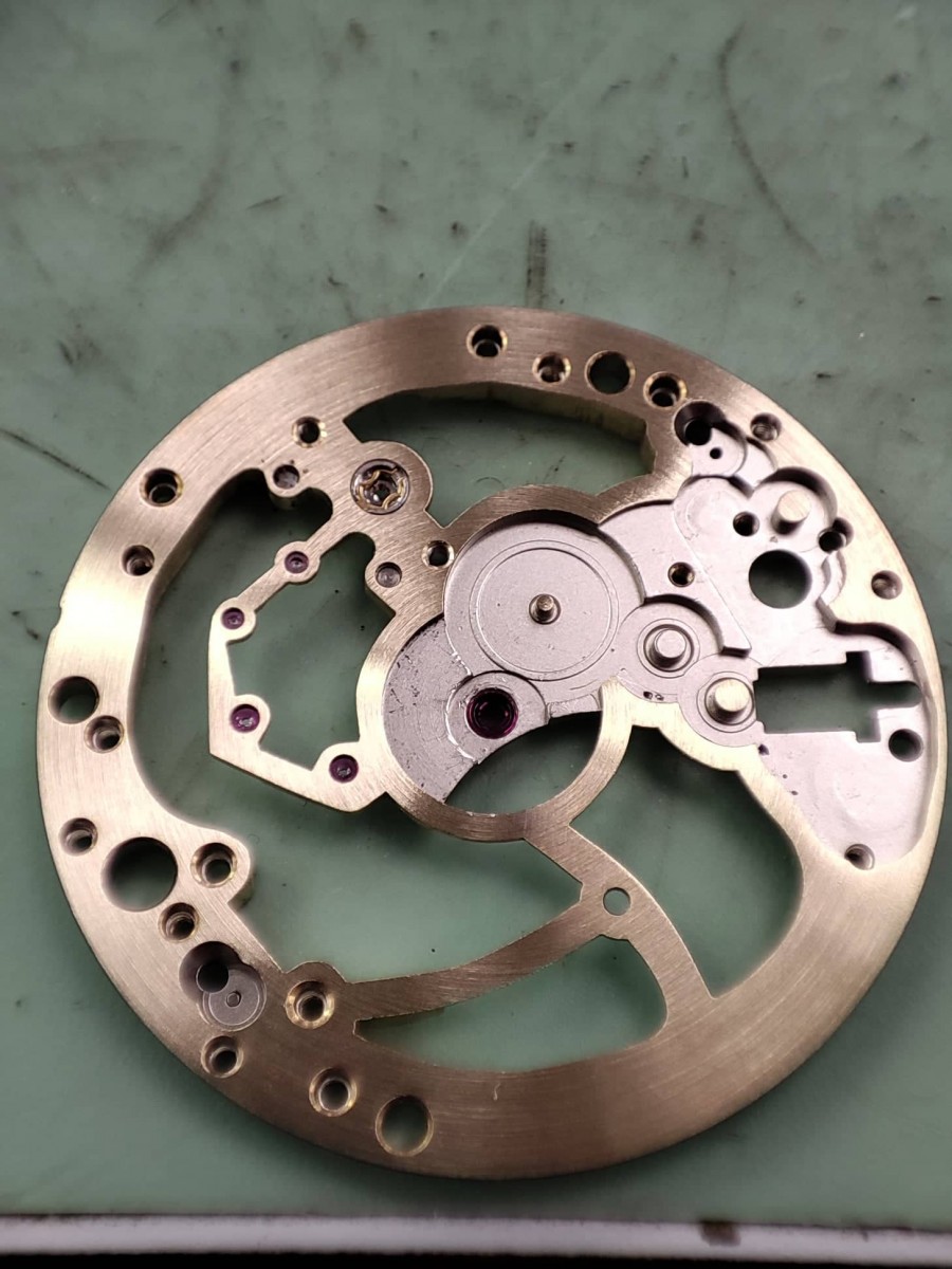 Platine avec finitions avant le rhodiage