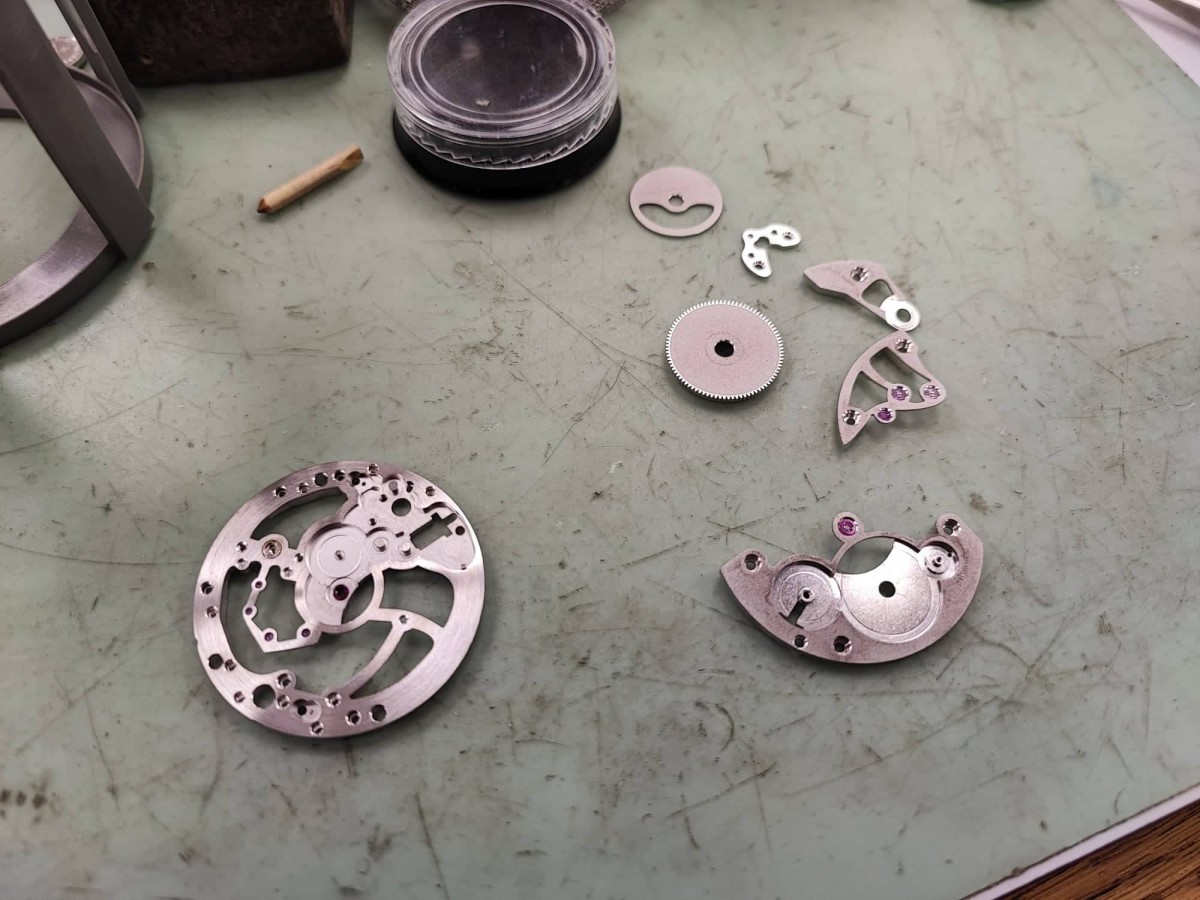 Ensemble des pièces rhodiées avant le remontage complet