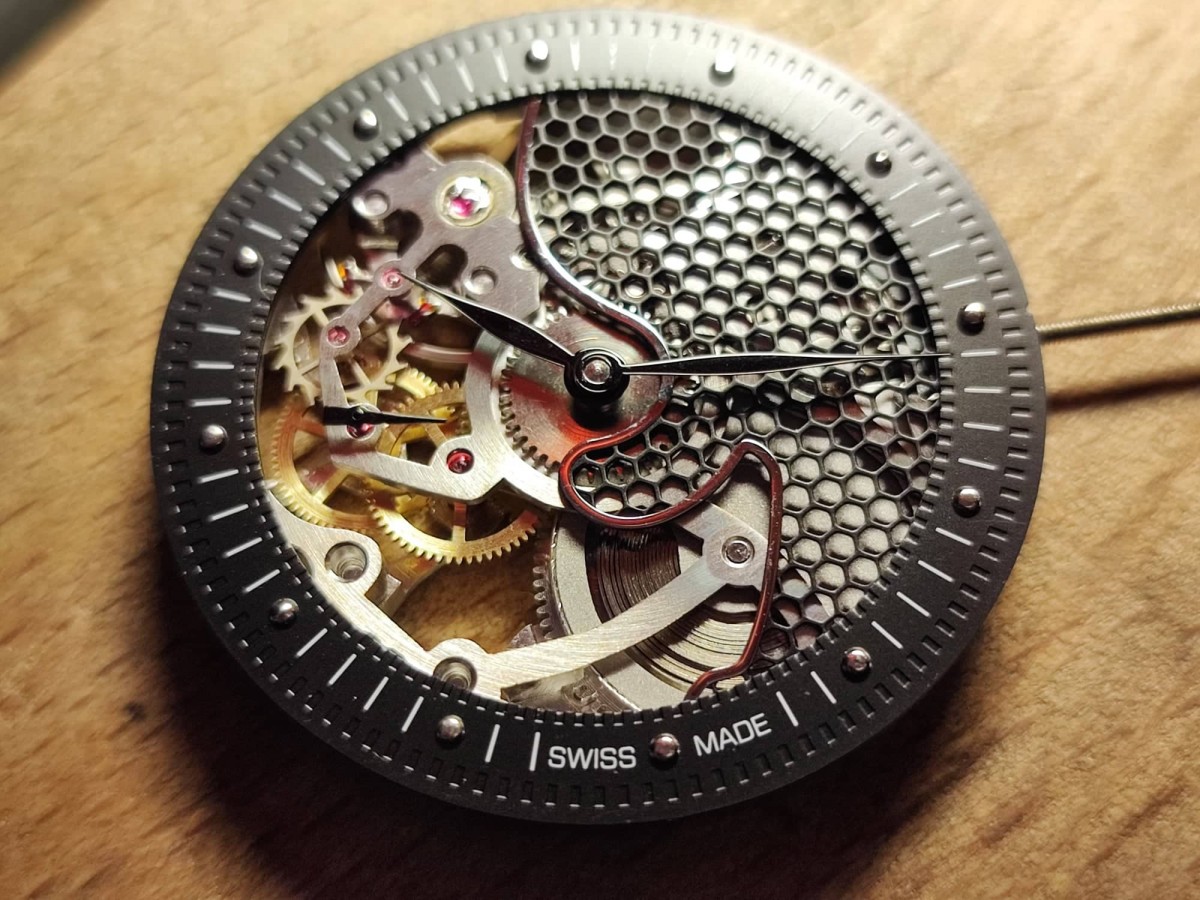 Mouvement monté avec cadran et aiguilles