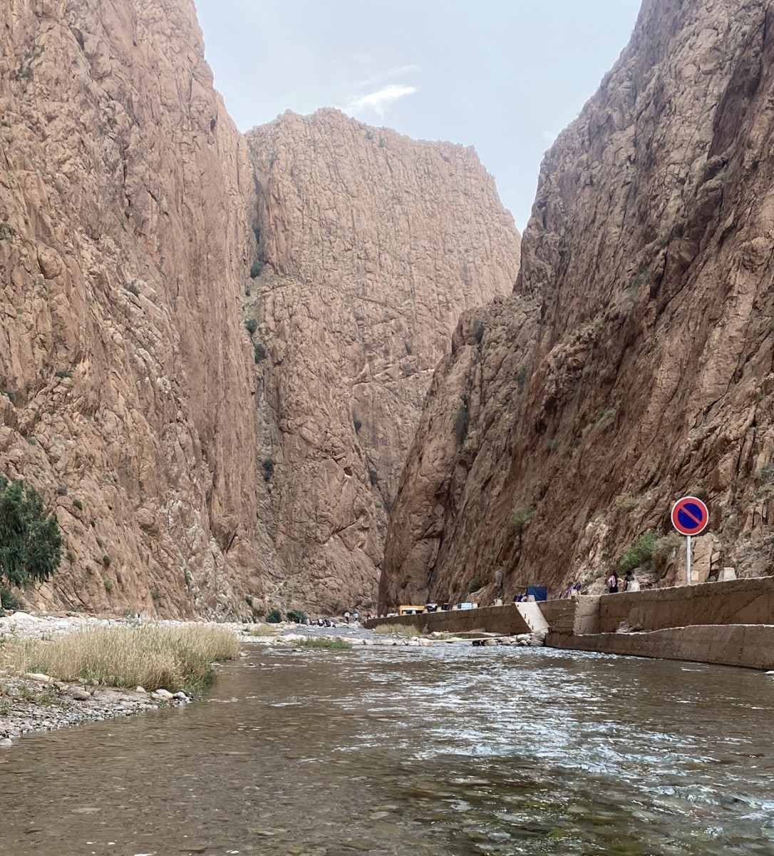 Arrive au sein des gorges on pensait poser la tente mais une auberge avec un prix très attractif et vue sur les gorges nous ouvre les portes, on y va